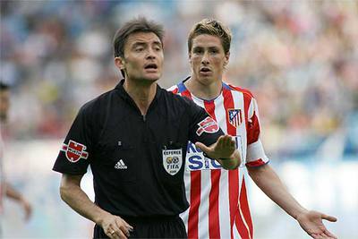 El árbitro español Mejuto González habla con los jugadores durante un partido en el estadio Calderón.