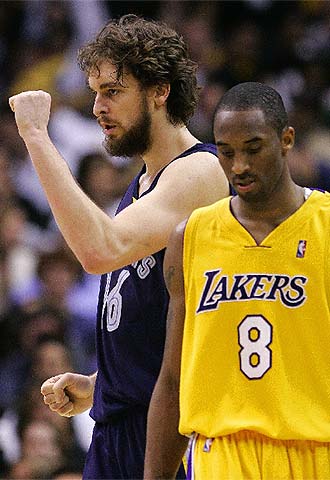 Gasol celebra una canasta ante Kobe Bryant.