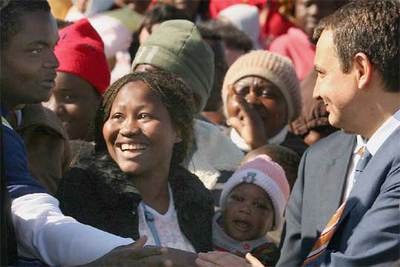 Eflin, con su hijo en brazos, junto al presidente del Gobierno, José Luis Rodríguez Zapatero, en Melilla.