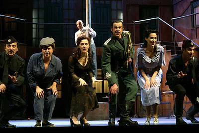 Una escena de   L'elisir d'amore  en el Teatro Real.