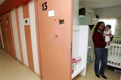 La dominicana Magdalena Cueva y su hija de meses, en su celda de la prisión La Moraleja, en Dueñas (Palencia). Las Unidades de Madres facilitan la convivencia de madres presas con sus hijos menores de tres años.