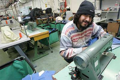 El trabajo en los talleres cunde. El preso magrebí Raschid cose prendas para una empresa española. 
