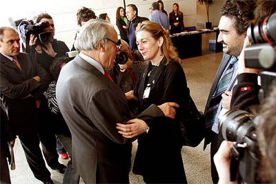 Gregorio Peces-Barba saluda a Pilar Manjón en el tercer Congreso Internacional sobre Víctimas.