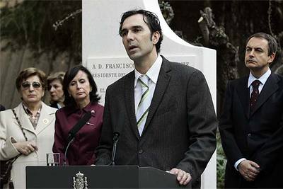 Francisco Tomás y Valiente hijo, durante su intervención; en segundo plano (a la izquierda y con gafas), su madre, Carmen Lanuza, y María Emilia Casas, presidenta del Constitucional; a la derecha, José Luis Rodríguez Zapatero.