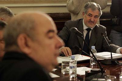 Cándido Conde-Pumpido, durante la reunión de la Junta de Fiscales. En primer término, Eduardo Fungairiño.
