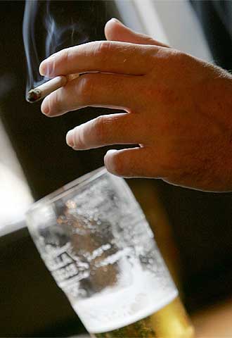 Un fumador, en un  pub  de Londres.