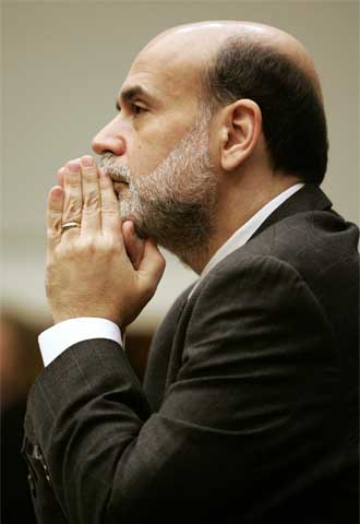 Ben Bernanke escucha las preguntas en la Cámara de Representantes.