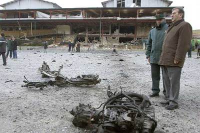 El delegado del Gobierno y un mando de la Guardia Civil, ante la discoteca de Urdax atacada por ETA.