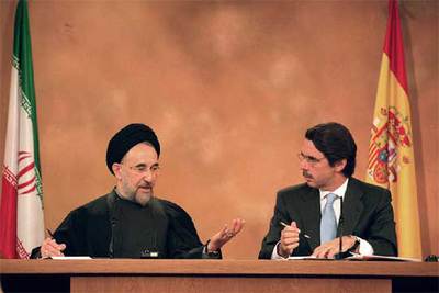 José María Aznar y Mohamed Jatamí en 2002.