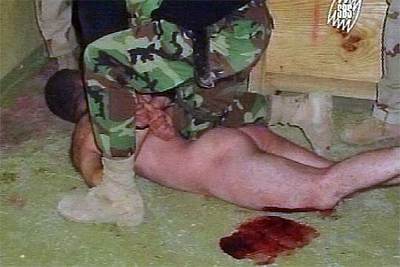 Imágenes de malos tratos a presos iraquíes de Abu Ghraib difundidas ayer por la televisión australiana SBS.