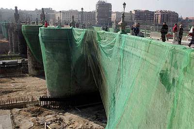 El puente de Toledo, envuelto en mallas