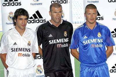 Raúl, Zidane y Beckham, de izquierda a derecha, posan con las tres equipaciones del Madrid.