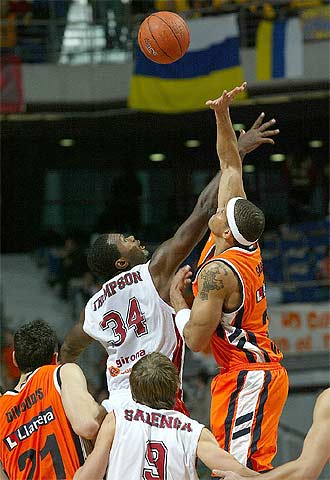 Thompson y Garcés, en el salto inicial del partido.