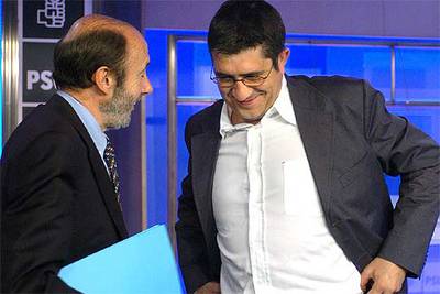 El portavoz parlamentario del PSOE, Alfredo Pérez Rubalcaba, y el líder del PSE, Patxi López, durante una reunión.