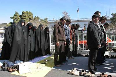 Varios iraníes rezan ante la Embajada de Alemania en Teherán tras una protesta por las viñetas de Mahoma.