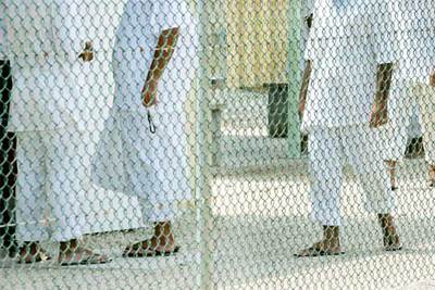 Un grupo de detenidos camina en el patio de la cárcel de Guantánamo, en agosto de 2004.