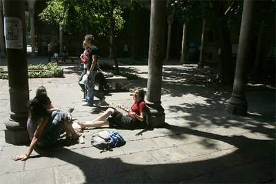 Un grupo de alumnos en el campus de una universidad española.