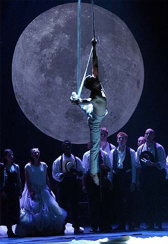 Una escena del espectáculo 'Nomade' del Cirque Éloize.