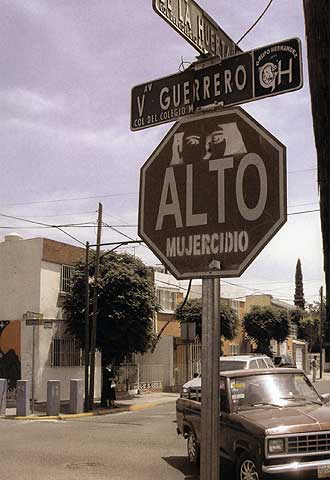Letrero en una calle de Ciudad Juárez, foto  incluida en el libro 'Cosecha de mujeres', de Diana Washington.