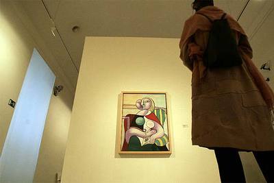 Una vista de la exposición de Picasso en el Reina Sofía, con el óleo  La lectura,  de 1932.