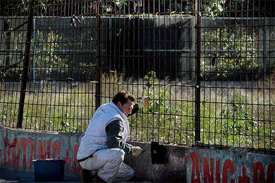 El Ayuntamiento borra las pintadas del solar de Jesuitas