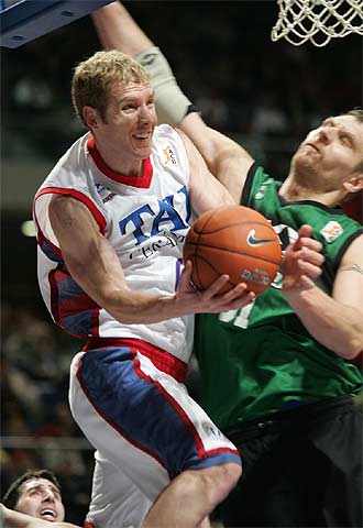 Hansen trata de superar a Betts.