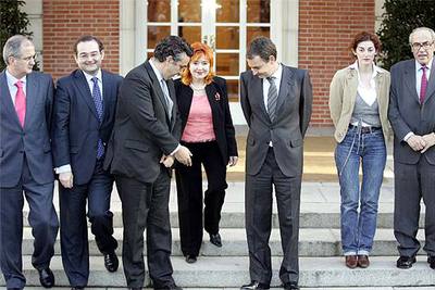 Zapatero, con los organizadores del Congreso de Víctimas del Terrorismo celebrado esta semana en Valencia. En el centro, María Jesús González, madre de la joven Irene Villa. A la derecha, Maite Pagazaurtundua y Gregorio Peces-Barba.