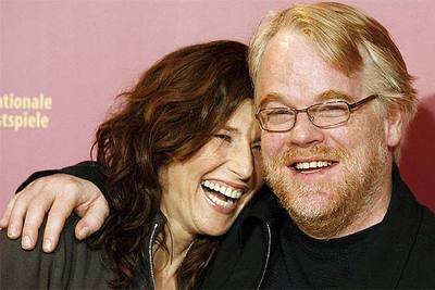 Los actores Catherine Keener y Philip Seymour Hoffman, ayer en Berlín.