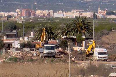 Los vecinos denuncian el aterramiento del marjal de Nules