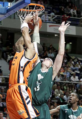 Garcés entra a canasta mientras Santiago intenta taponarle.