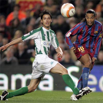 Ronaldinho y Edu observan la pelota impulsada por el brasileño del Barça