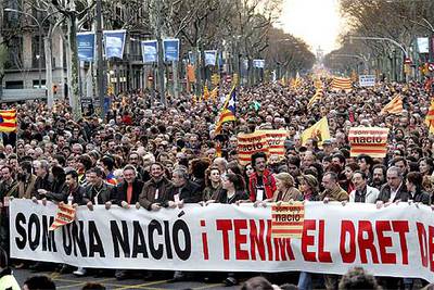 Una de las cabeceras ayer de la manifestación, en la Gran Vía de les Corts Catalanes en Barcelona.