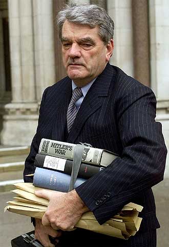 David Irving, en Londres en enero de 2000.