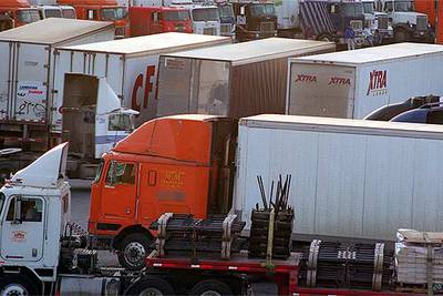 Camiones aparcados, a la espera de los trámites de aduana, en la frontera entre EE UU y México.