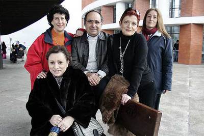 Pío Maceda, con otros miembros de una asociación que denuncia el trato que reciben sus parientes en una residencia de ancianos de Madrid.