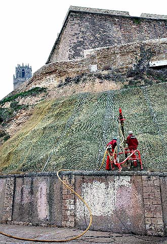 Una red junto a la Seu Vella para evitar desprendimientos