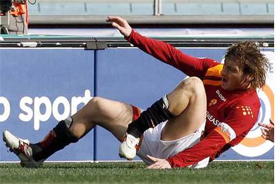 Totti, en el momento de caer lesionado.