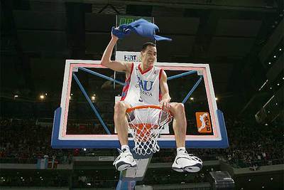 Prigioni, elegido mejor jugador de la final, celebra el título subido a la canasta.