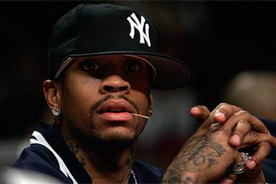 Allen Iverson sigue con interés, el viernes,  el partido de los novatos. 