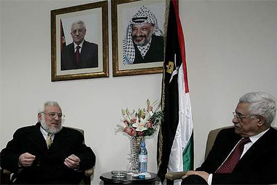 Abdelaziz Duaik (izquierda), presidente del Parlamento palestino, conversa con Abbas ayer en Ramala.