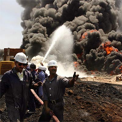 Bomberos iraquíes combaten un incendio en un oleoducto cercano a Basora, al sur del país.