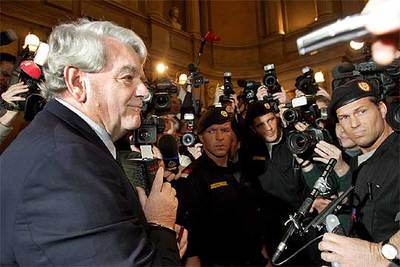 El autor británico David Irving, a su llegada a la sala de juicios, ayer en Viena.