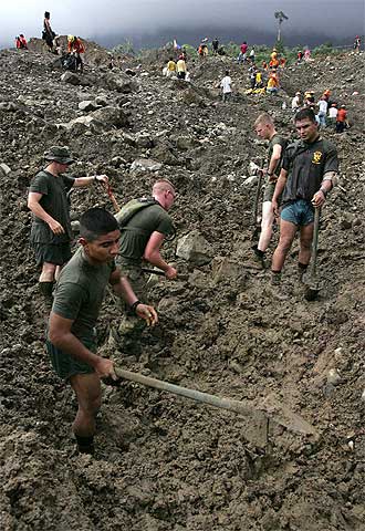  Marines  estadounidenses trabajan en las tareas de rescate.