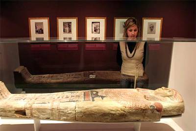 La tapa del sarcófago egipcio que se muestra en la exposición   Tutankamón. Imágenes de un tesoro bajo el desierto egipcio.  