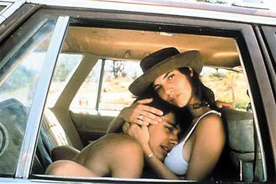 Maribel Verdú y Gael García Bernal, en una imagen de  Y tu mamá también , de Alfonso Cuarón.