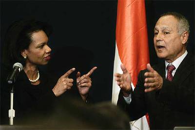 Condoleezza Rice, con su homólogo egipcio, Ahmed Ali Abdulgheit, durante una rueda de prensa ayer en El Cairo.