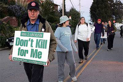 Manifestantes contrarios a la pena de muerte, ayer frente a la prisión de San Quintín.