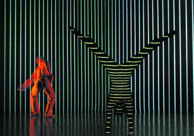 Electromagnetismo, interactividad y arte 'posmedia' son objeto de cuatro exposiciones en el centro cultural Conde Duque. En la foto, la obra 'Apparition'.