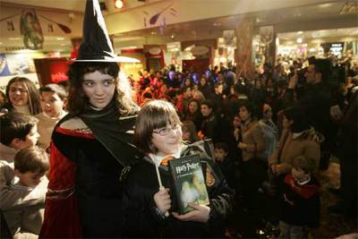En primer plano, las dos niñas que lograron ayer los primeros ejemplares del sexto  Harry Potter  en un centro comercial de Madrid.