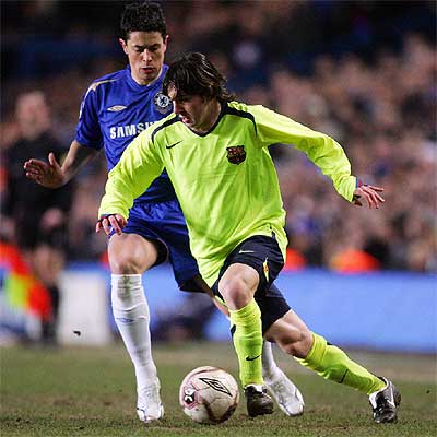 Messi intenta escaparse de Del Horno en el partido del pasado miércoles.